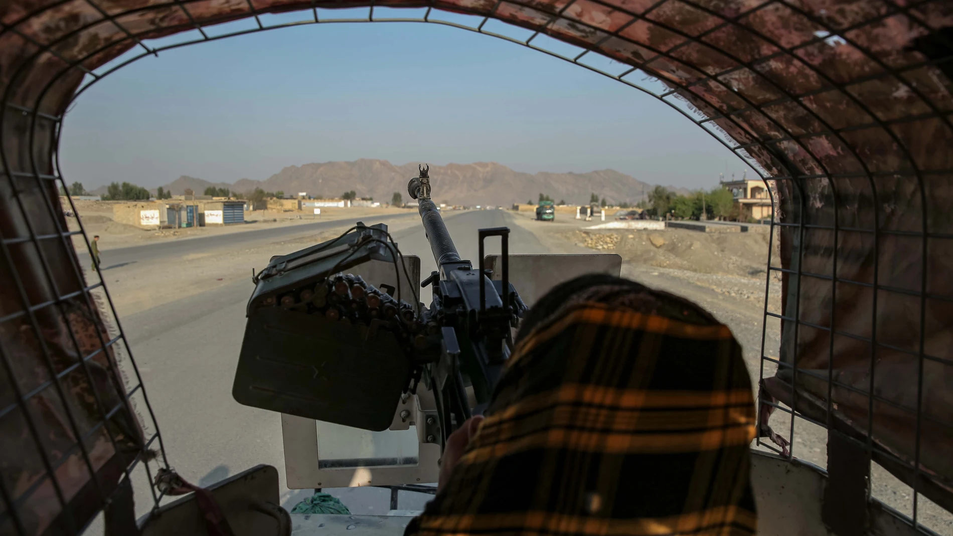 TOORKHAM (Afghanistan), 28/02/2026.- A Taliban security official stands guard at a checkpoint near the Pakistan-Afghanistan border in Toorkham, Afghanistan, 28 February 2026. Afghanistan has requested dialogue with Pakistan following 48 hours of intense military escalation triggered by a Taliban ground offensive in response to Pakistani airstrikes. Despite calling for negotiations, the Taliban launched further strikes on Pakistani military sites after Islamabad’s bombings in Kabul, Kandahar a...