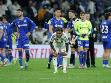 MADRID, 02/03/2026.- El delantero brasile&ntilde;o del Real Madrid, Rodrygo, a la finalizaci&oacute;n del encuentro correspondiente a la jornada 26 de Laliga EA Sports que han disputado este lunes frente al Getafe en el estadio Santiago Bernab&eacute;u, en Madrid. EFE / Juanjo Mart&iacute;n. 