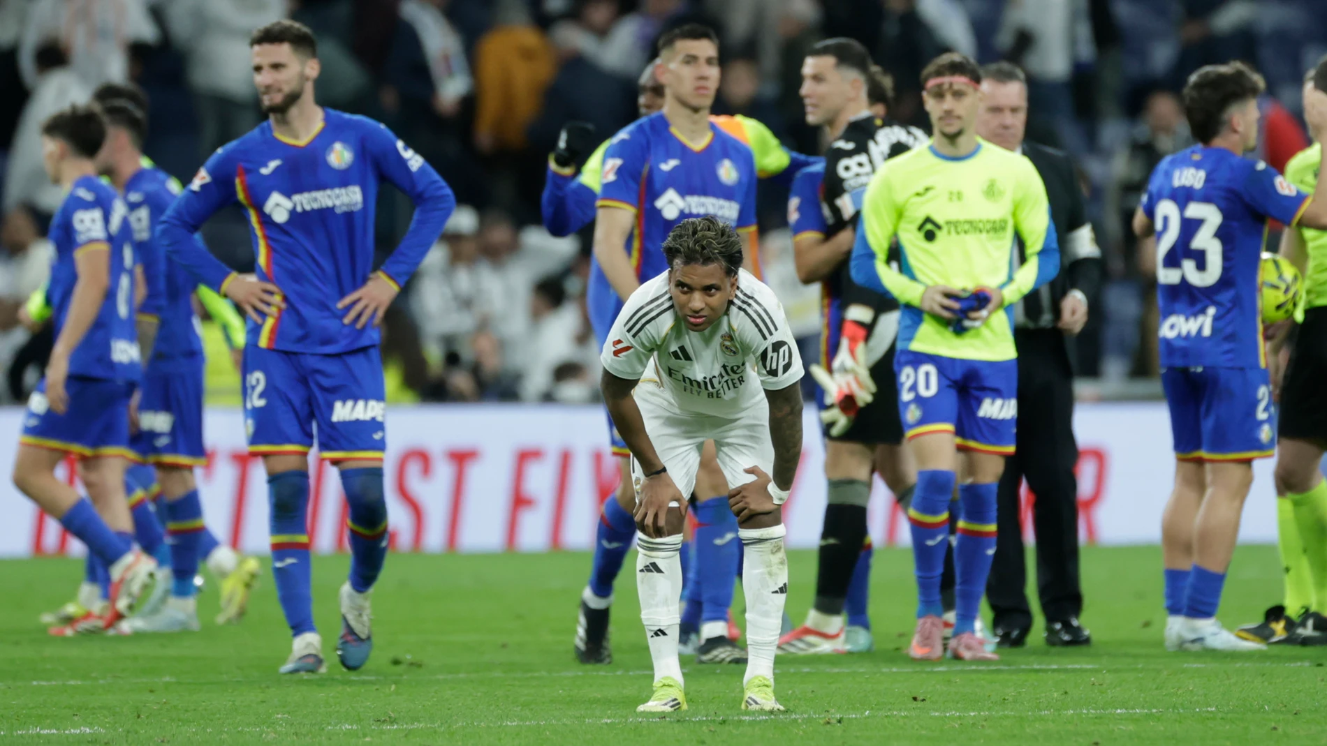 MADRID, 02/03/2026.- El delantero brasileño del Real Madrid, Rodrygo, a la finalización del encuentro correspondiente a la jornada 26 de Laliga EA Sports que han disputado este lunes frente al Getafe en el estadio Santiago Bernabéu, en Madrid. EFE / Juanjo Martín.