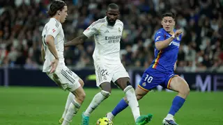 REAL MADRID / GETAFE MADRID, 02/03/2026.- Los jugadores del Real Madrid, Álvaro Carreras (i) y el alemán Antonio Rüdiger, disputan el balón ante el delantero uruguayo del Getafe, Martín Satriano, durante el encuentro correspondiente a la jornada 26 de Laliga EA Sports que disputan este lunes en el estadio Santiago Bernabéu, en Madrid. EFE / Juanjo Martín.
