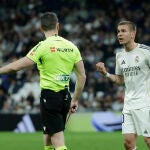 Franco Mastantuono protesta al &aacute;rbitro