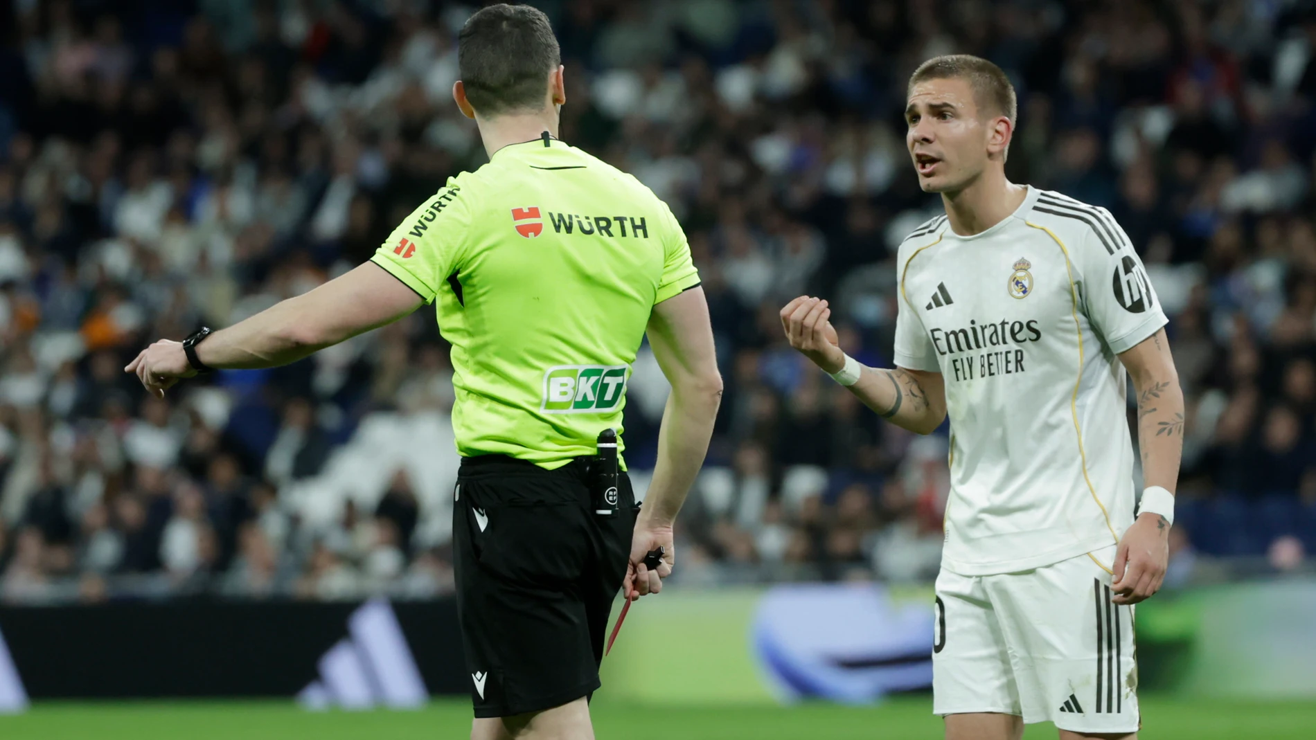 MADRID, 02/03/2026.- El delantero argentino del Real Madrid, Franco Mastantuono, protesta su expulsión al colegiado Muñiz Ruiz durante el encuentro correspondiente a la jornada 26 de Laliga EA Sports que han disputado este lunes frente al Getafe en el estadio Santiago Bernabéu, en Madrid. EFE / Juanjo Martín.