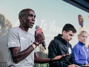 Kipchoge impartiendo una cátedra de entrenamiento Kipchoge