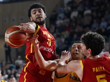 Almansa y Paulí pelean por un rebote ante Ucrania Almansa y Paulí pelean por un rebote ante Ucrania