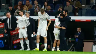 Arbeloa abraza a Thiago Pitarch tras sustituirlo Arbeloa abraza a Thiago Pitarch tras sustituirlo