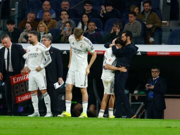 Arbeloa abraza a Thiago Pitarch tras sustituirlo