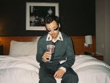 Harry Styles, en imagen del v&iacute;deo de "Aperture", de su nuevo disco &laquo;Kiss All The Time. Disco, Occasionally&raquo;