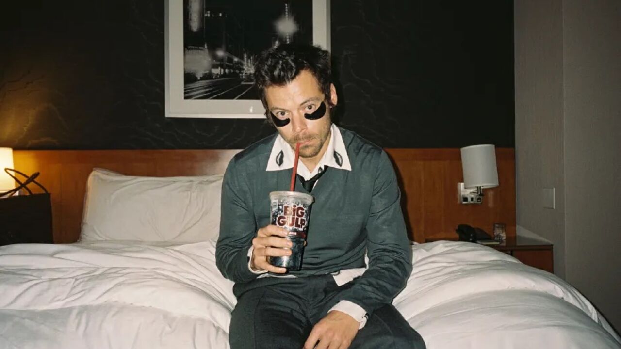 Así es el nuevo disco de Harry Styles, «Kiss All The Time. Disco, Occasionally»: Canciones para la "pool party"