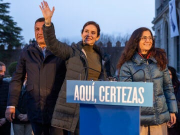 Ayuso saluda a los asistentes al acto de &Aacute;vila junto a Carlos Garc&iacute;a y Cristina Sanchidri&aacute;n