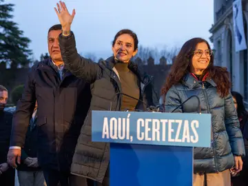 Ayuso saluda a los asistentes al acto de Ávila junto a Carlos García y Cristina Sanchidrián Ayuso saluda a los asistentes al acto de Ávila junto a Carlos García y Cristina Sanchidrián