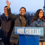 Ayuso saluda a los asistentes al acto de &Aacute;vila  junto a Carlos Garc&iacute;a y Cristina Sanchidri&aacute;n
