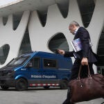 Una furgoneta de orden p&uacute;blico de los Mossos d'Esquadra en el exterior del recinto Gran Via de Fira de Barcelona, donde se celebra el Mobile World Congress (MWC)