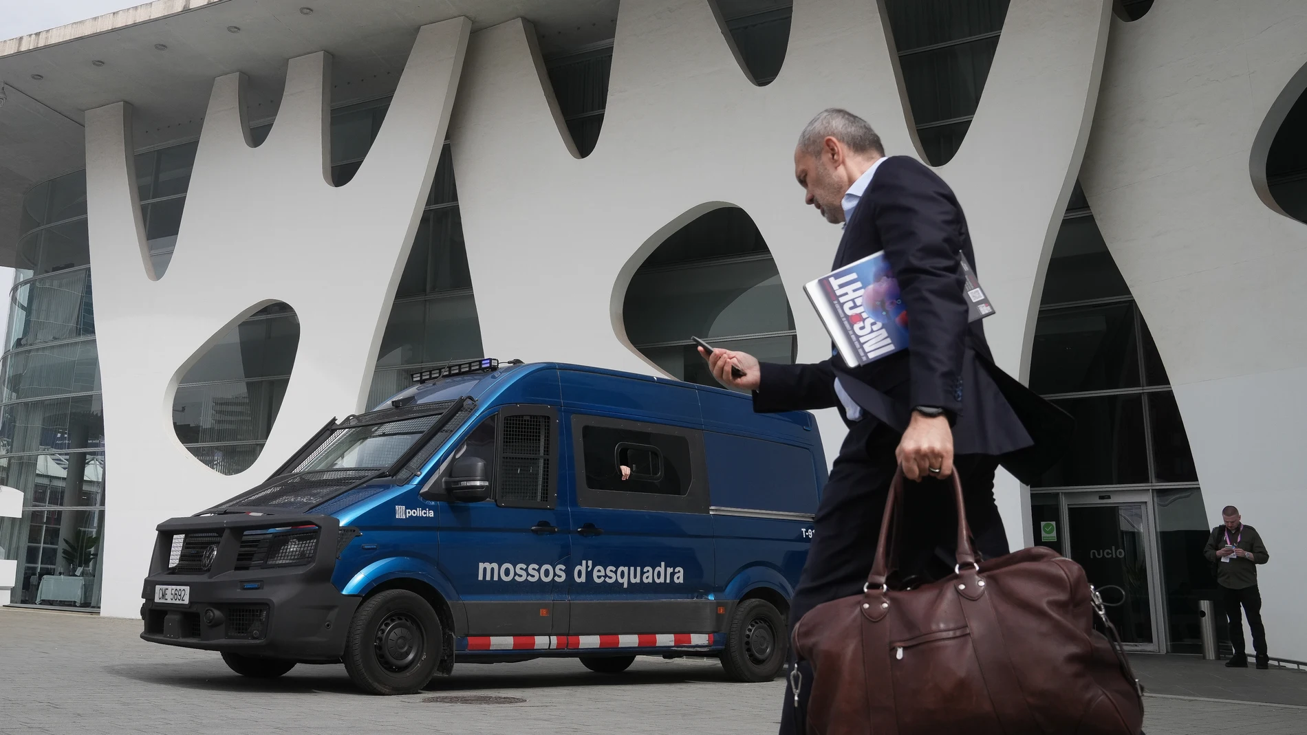 (Foto de ARCHIVO) Una furgoneta de orden público de los Mossos d'Esquadra en el exterior del recinto Gran Via de Fira de Barcelona, donde se celebra el Mobile World Congress (MWC) DAVID ZORRAKINO - EUROPA PRESS 09/05/2022