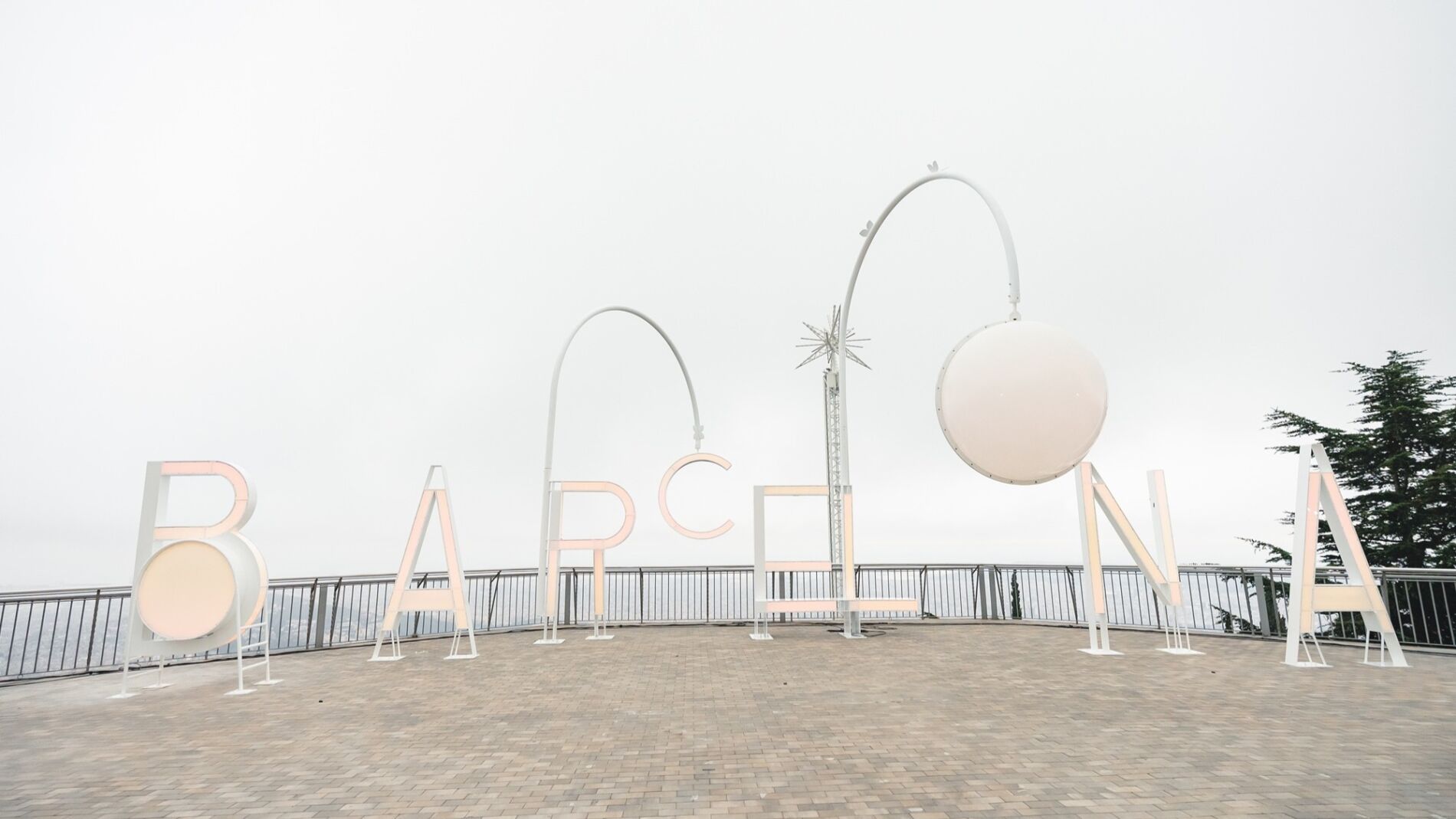 Así es el rótulo de "Barcelona" al estilo Hollywood ya instalado en el Tibidabo