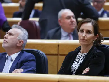 Pleno del Senado MADRID, 03/03/2026.- El ministro de Política Territorial, Ángel Víctor Torres y la ministra de Sanidad, Mónica García, durante la sesión de control al Gobierno celebrada por el pleno del Senado, este martes en Madrid. EFE/ Kiko Huesca
