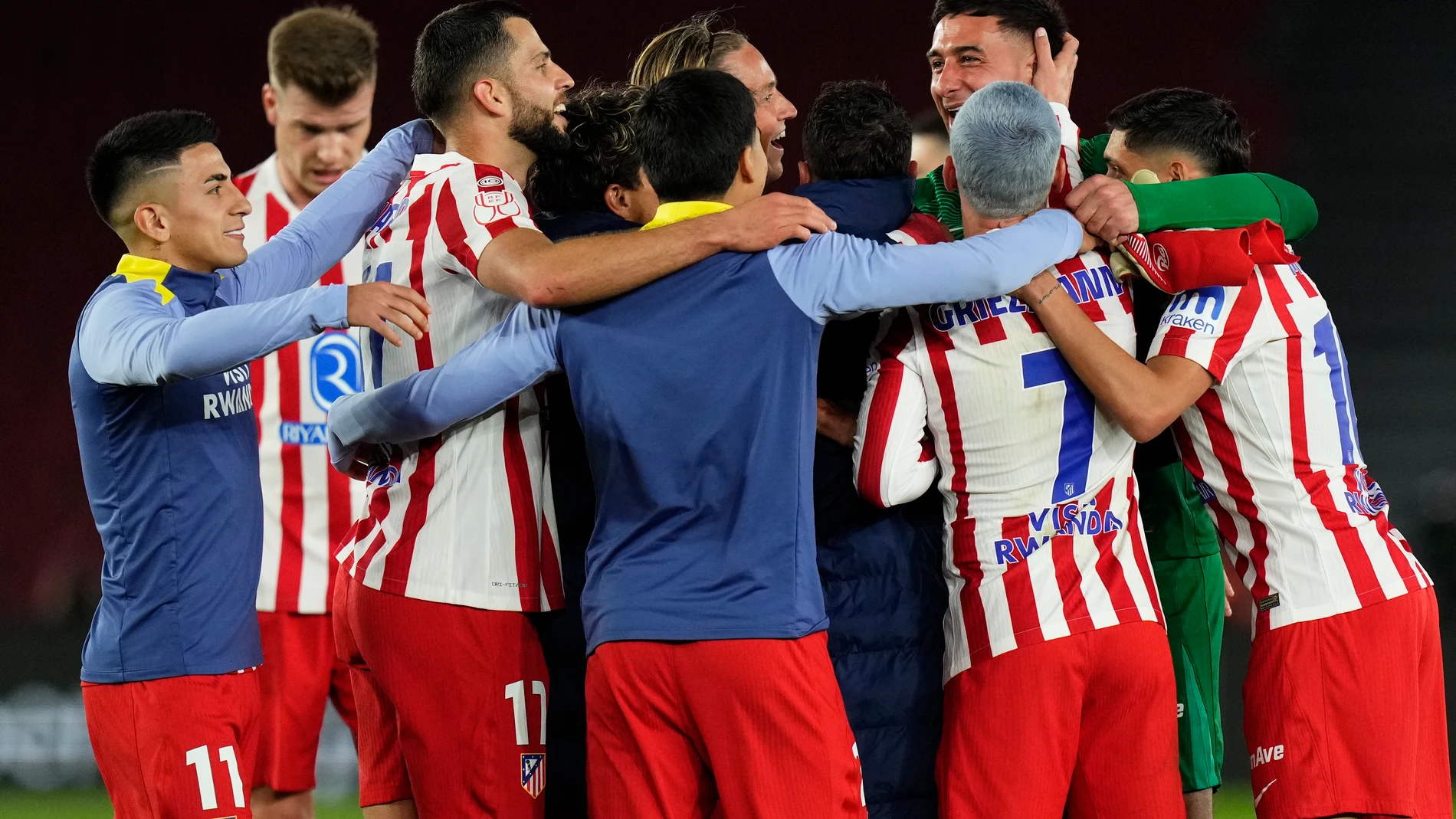 El Atlético resiste en el Camp Nou y jugará la final de Copa (3-0)