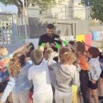 Fernando P&eacute;rez, enfermero referente escolar del centro de salud Utrera Norte durante un taller de Vacunas con alumnos de primero de Primaria en el CEIP `S. y J. &Aacute;lvarez Quintero&acute; de Utrera   
