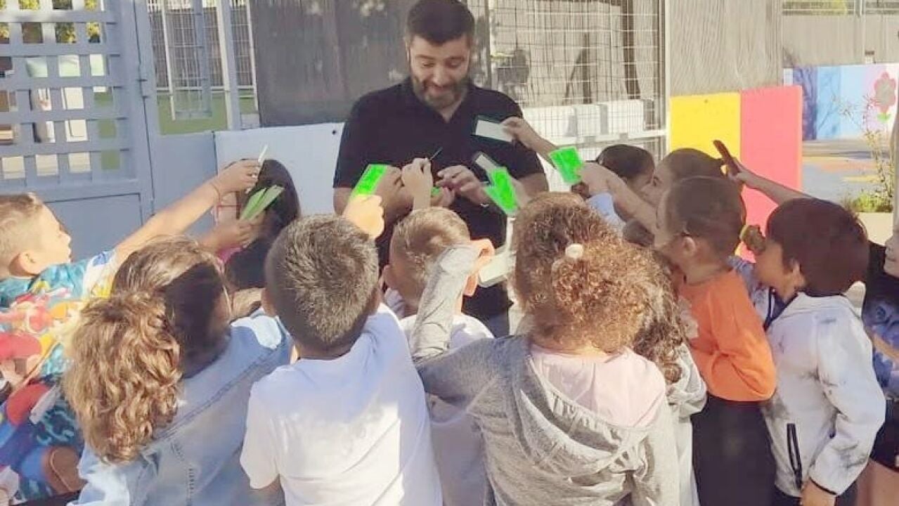 Vacunar sin miedo: el abrazo que trasciende la bata blanca