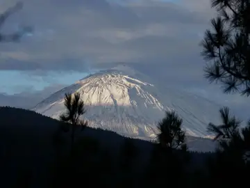 96 horas de silencio en el Teide: ¿tregua real o simple respiro? Imagen de archivo del pico de El Teide, en la isla de Tenerife, tras una nevada.