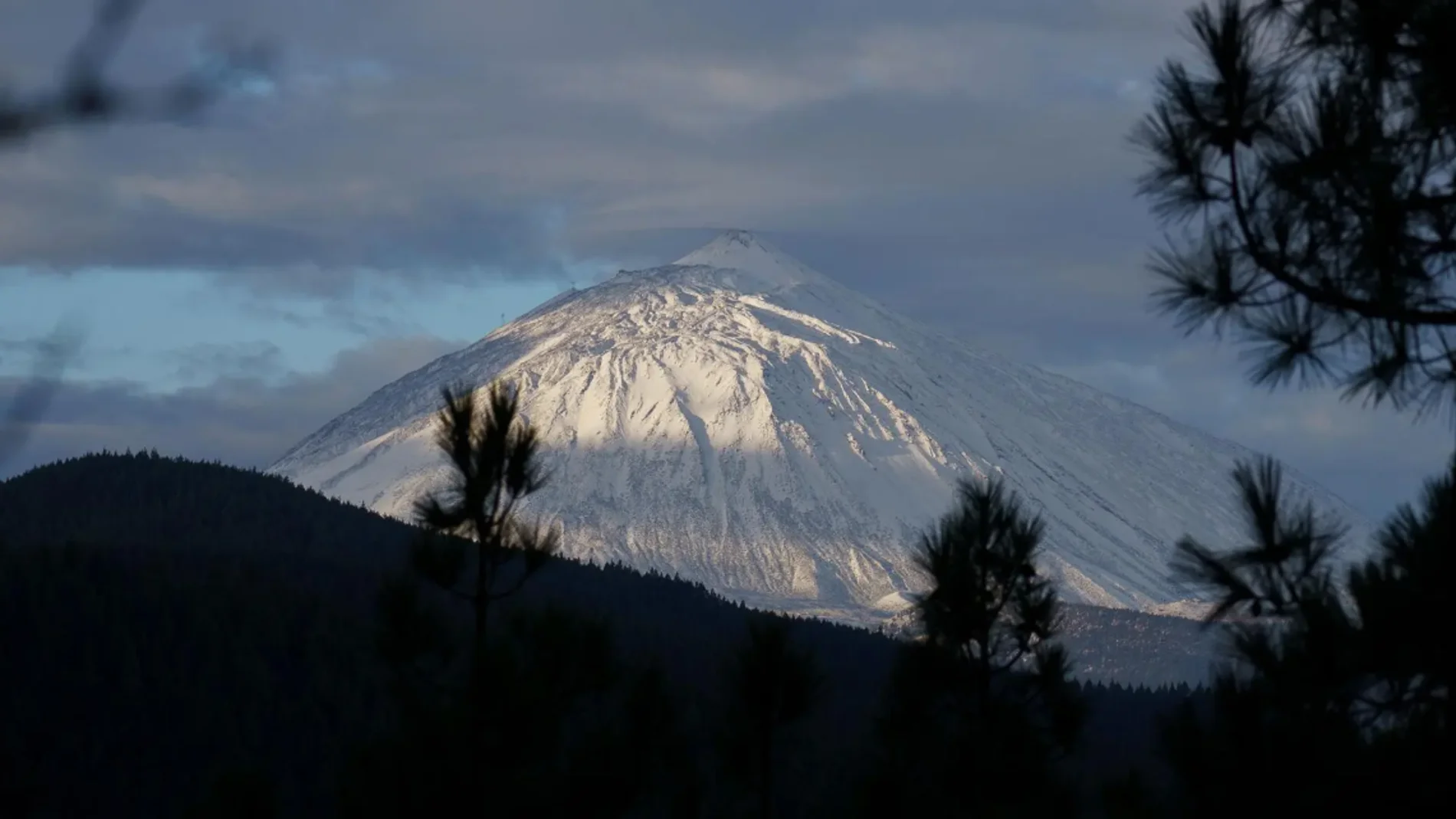 Imagen de archivo del pico de El Teide, en la isla de Tenerife, tras una nevada.