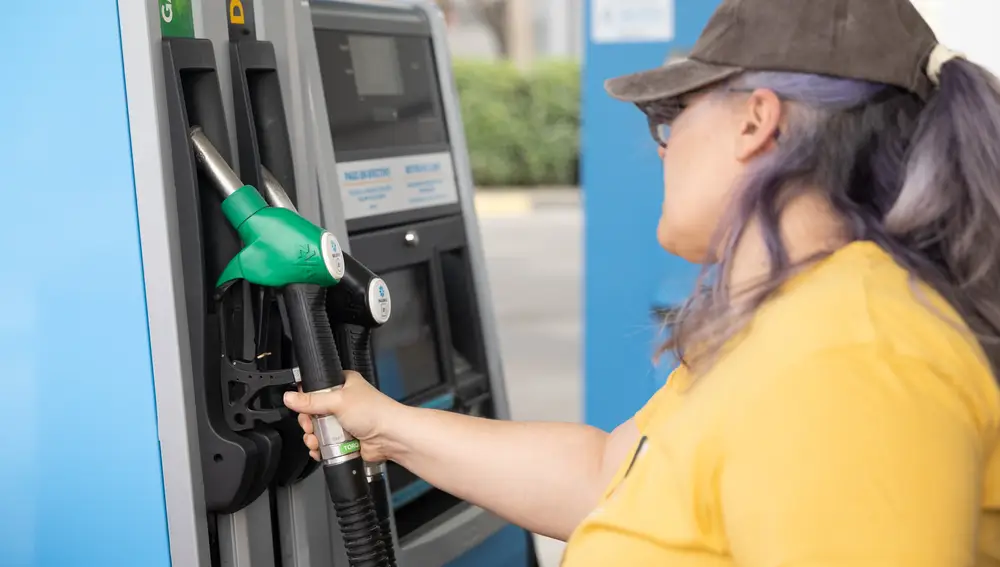 El conflicto en Irán y el alza del precio del petróleo anticipan un aumento en el coste de la gasolina