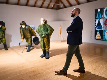 Una de las salas que acogen la exposición, en la que están ubicadas las Recolectoras de Francisco Leiro Hombre en galeria casa de america abanca ve exposicion con Chillida o Picasso