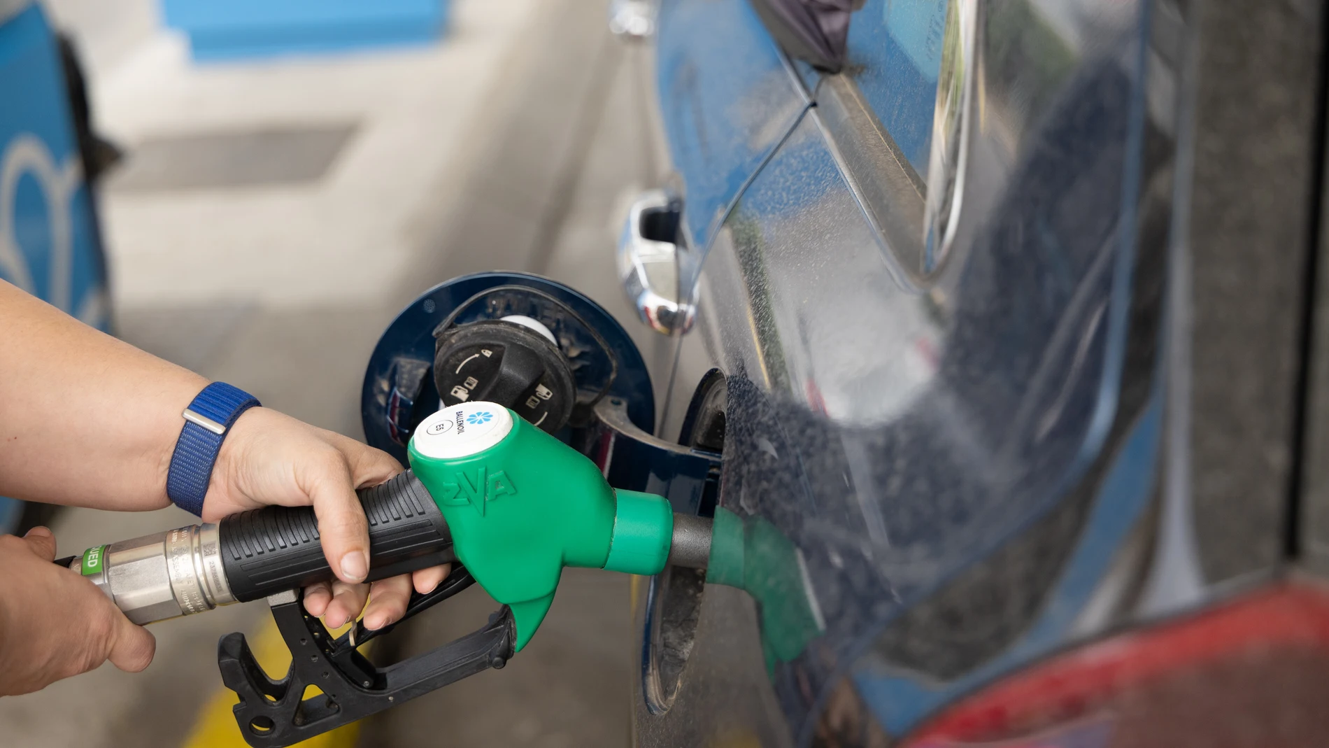 Repostaje en una gasolinera, a 3 de marzo de 2026, en Madrid (España). La guerra en Irán ha elevado con fuerza el precio del petróleo, con el Brent acercándose a los 80 dólares por barril ante el riesgo sobre el Estrecho de Ormuz. Esta subida ya se traslada a los combustibles, que han encarecido unos cinco céntimos por litro y puede acabar empujando la inflación si la tensión se mantiene. 03 MARZO 2026 Eduardo Parra / Europa Press 03/03/2026