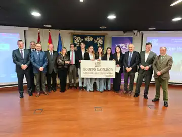 Autoridades junto con los alumnos galardonados de la Universidad de Valladolid Autoridades junto con los alumnos galardonados de la Universidad de Valladolid