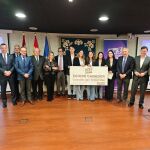 Autoridades junto con los alumnos galardonados de la Universidad de Valladolid