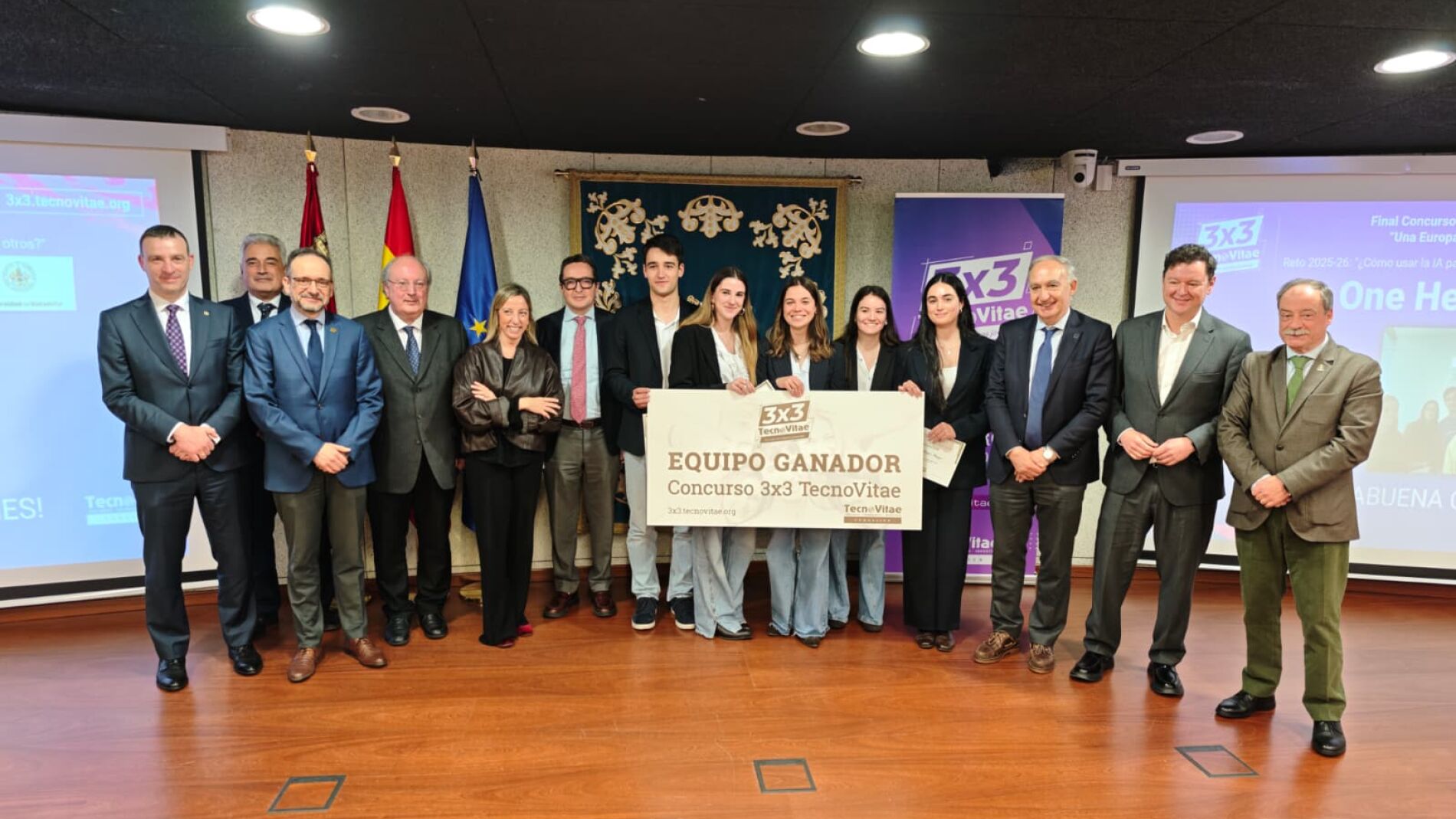 Autoridades junto con los alumnos galardonados de la Universidad de Valladolid