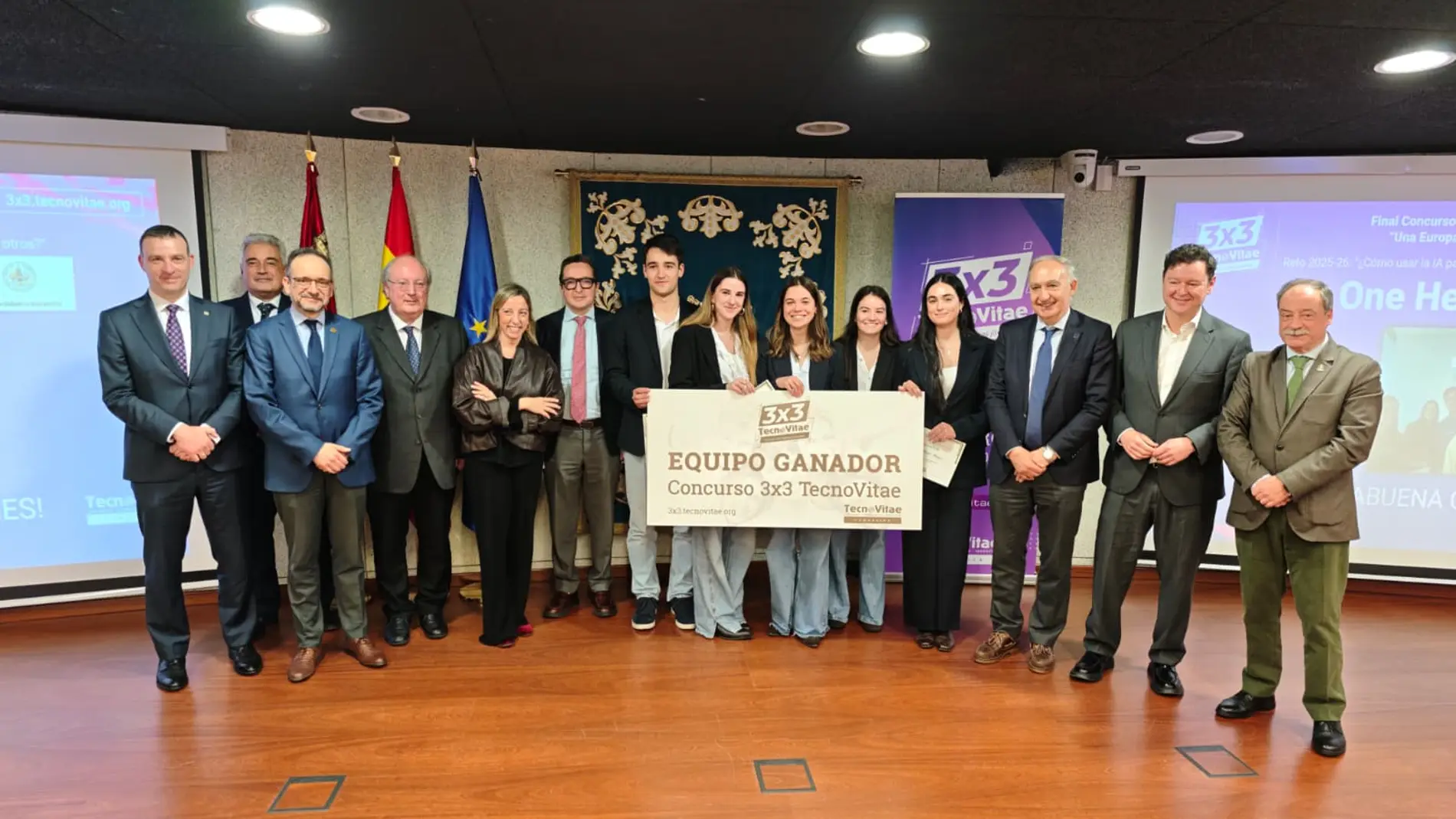 Autoridades junto con los alumnos galardonados de la Universidad de Valladolid