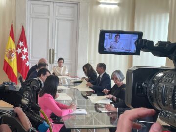 Ayuso durante la firma del acuerdo con los rectores