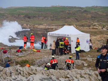 SANTANDER, 03/03/2026.- Al menos cuatro personas han fallecido y dos contin&uacute;an desaparecidas tras al caerse al mar de una de las pasarelas peatonales de madera que hay en la zona del Bocal, en Santander, que se ha roto este martes cuando un grupo de siete j&oacute;venes pasaba por ella. De los siete, cuatro han fallecido y sus cuerpos han sido rescatados del mar o en las rocas bajo la pasarela, dos est&aacute;n desaparecidos y una joven ha sido trasladad con hipotermia grave al hospital de Valdecilla. EFE/...