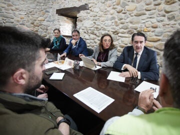 Gonz&aacute;lez Corral, Su&aacute;rez-Qui&ntilde;ones y Neftal&iacute; Fern&aacute;ndez durante su reuni&oacute;n con representantes de las marcas de calidad del Bierzo