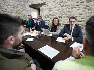 González Corral, Suárez-Quiñones y Neftalí Fernández durante su reunión con representantes de las marcas de calidad del Bierzo González Corral, Suárez-Quiñones y Neftalí Fernández durante su reunión con representantes de las marcas de calidad del Bierzo