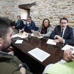 Gonz&aacute;lez Corral, Su&aacute;rez-Qui&ntilde;ones y Neftal&iacute; Fern&aacute;ndez durante su reuni&oacute;n con representantes de las marcas de calidad del Bierzo