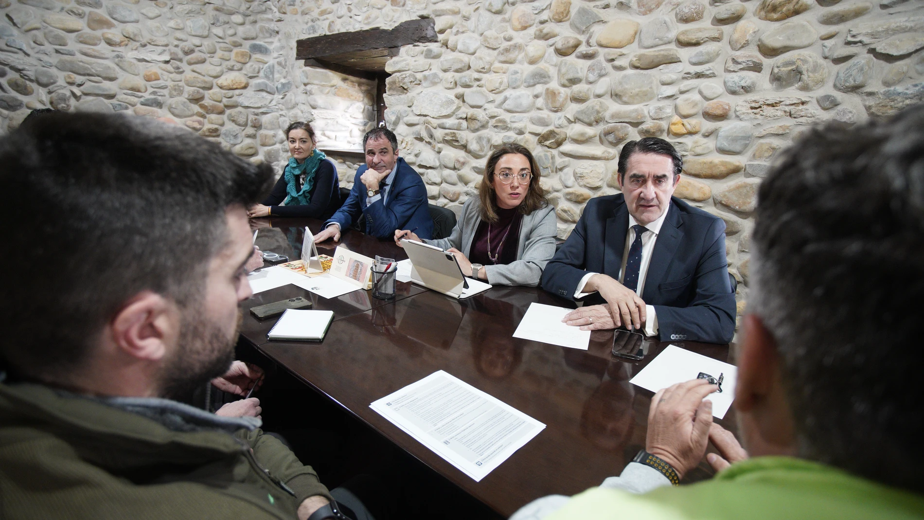 González Corral, Suárez-Quiñones y Neftalí Fernández durante su reunión con representantes de las marcas de calidad del Bierzo