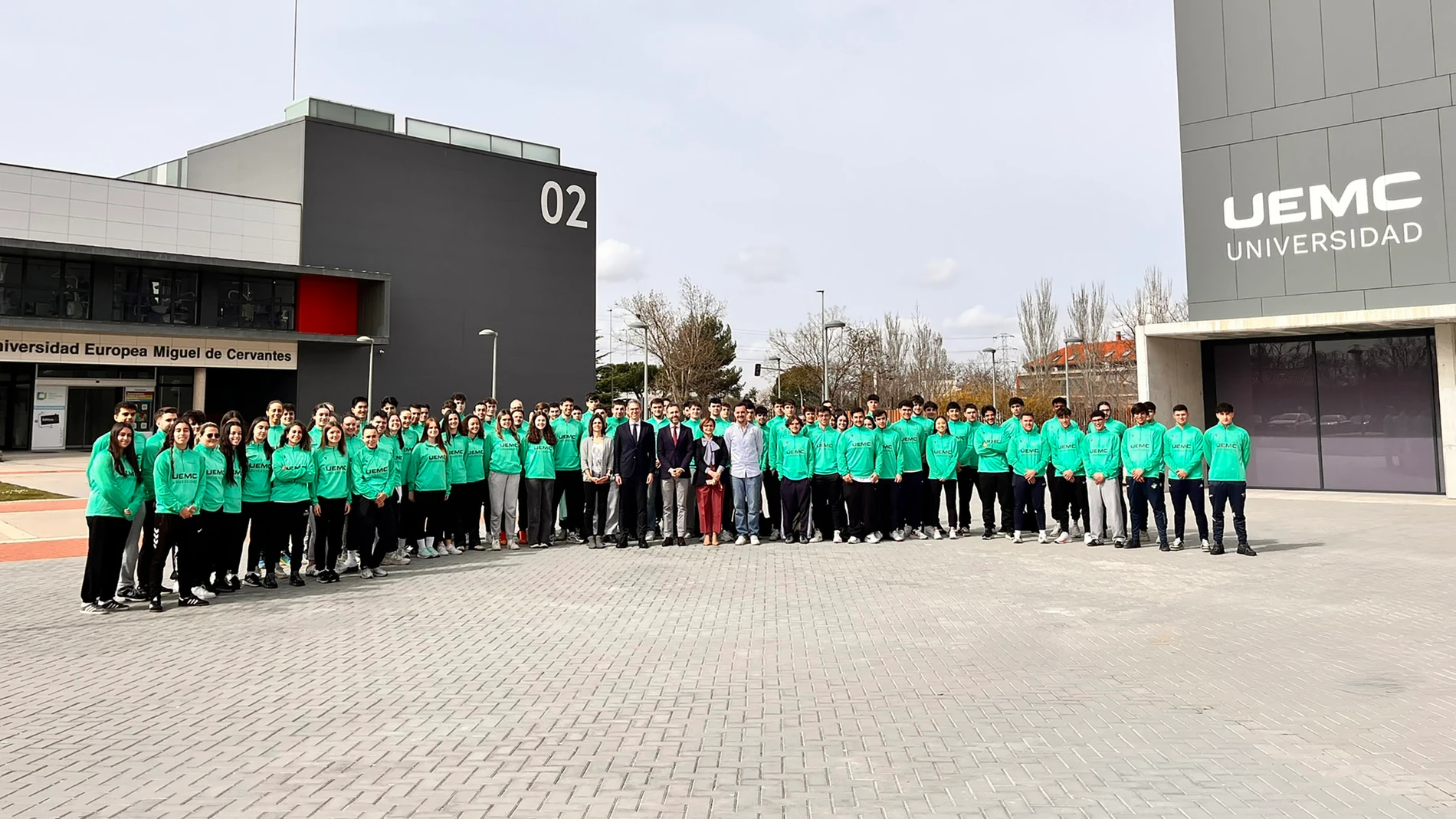 Parte de la delegación de la UEMC que participará en el Trofeo Rector 2026, junto con el rector David García López, el consejero delegado de la Universidad, Jesús Zarzuela, y la vicerrectora de Estudiantes y Vida Universitaria, Berta García.