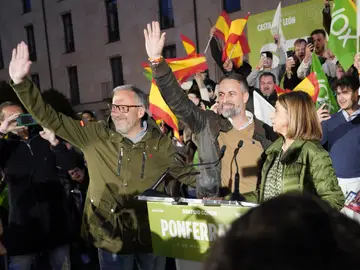 Pollán y Abascal saludan a los aistentes al acto en Ponferrada Pollán y Abascal saludan a los aistentes al acto en Ponferrada