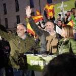 Poll&aacute;n y Abascal saludan a los aistentes al acto en Ponferrada