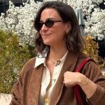 Marta Pombo con chaqueta de ante y bolso rojo de Himba Collection