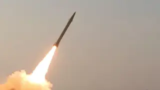 A.Saudí.- EEUU alerta de un "amenaza inminente" de ataques con misiles y drones en el este de Arabia Saudí (Foto de ARCHIVO) December 5, 2025, Strait Of Hormuz, Persian Gulf, Iran: An Islamic Revolutionary Guard Corps (IRGC) missile launches during a military drill off Iranâ€s southern coast. The IRGC Navy has launched a two-day exercise spanning the Persian Gulf, the Strait of Hormuz, and the Sea of Oman, showcasing its operational capabilities, including newly deployed domestically produced air-defense systems as well as missile and drone units. Europa Press/Contacto/Sepahnews 05/12/2025 ONLY...