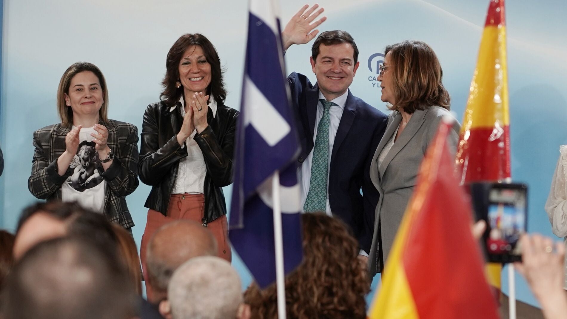 El candidato del PP de Castilla y León a la reelección como presidente de la Junta, Alfonso Fernández Mañueco, participa en un acto público en Palencia junto a la presidenta del partido en la provincia, Ángeles Armisén, y la cabeza de lista a las Cortes por Palencia, Mercedes Cófreces