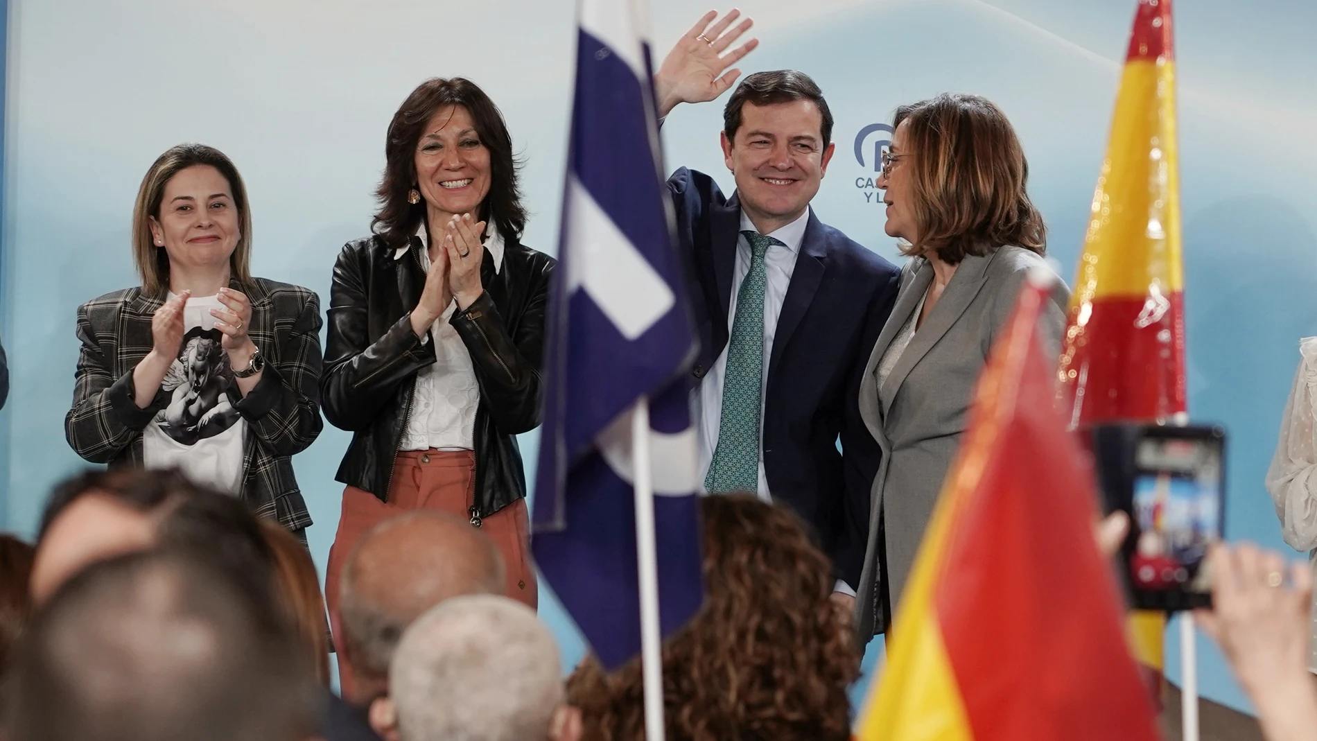 El candidato del PP de Castilla y León a la reelección como presidente de la Junta, Alfonso Fernández Mañueco, participa en un acto público en Palencia junto a la presidenta del partido en la provincia, Ángeles Armisén, y la cabeza de lista a las Cortes por Palencia, Mercedes Cófreces