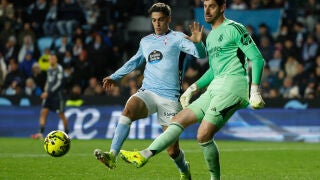 Real Madrid's goalkeeper Thibaut Courtois, right, with Celta's Jones El-Abdellaoui during a Spanish La Liga soccer match between Celta Vigo and Real Madrid in Vigo, Spain, Friday, March 6, 2026. (AP Photo/Lalo R. Villar)