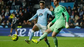 Spain La Liga Soccer Real Madrid's goalkeeper Thibaut Courtois, right, with Celta's Jones El-Abdellaoui during a Spanish La Liga soccer match between Celta Vigo and Real Madrid in Vigo, Spain, Friday, March 6, 2026. (AP Photo/Lalo R. Villar)