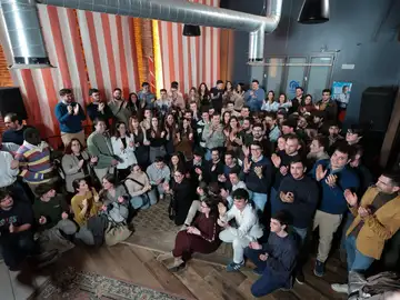 El candidato del PP, Alfonso Fernández Mañueco, junto a los jóvenes que han participado en el acto El candidato del PP, Alfonso Fernández Mañueco, junto a los jóvenes que han participado en el acto