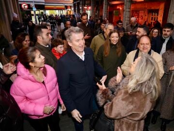 Feij&oacute;o conversa con una mujer en La Ba&ntilde;eza en presencia de Ester Mu&ntilde;oz Javier Carrera y Mar&iacute;a Jos&eacute; &Aacute;lvarez