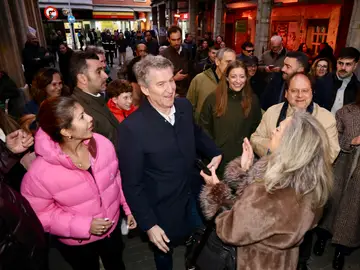 Feijóo conversa con una mujer en La Bañeza en presencia de Ester Muñoz Javier Carrera y María José Álvarez Feijóo conversa con una mujer en La Bañeza en presencia de Ester Muñoz Javier Carrera y María José Álvarez
