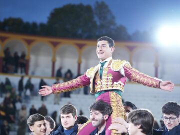 Guti&eacute;rrez, a hombros con una poco del &laquo;Tala&raquo;